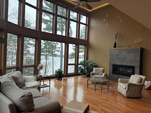 Spacious 7-bedroom house on the Lake, with AC, WiFi,  in peaceful Menomonie WI