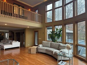 TV connectée, cheminée, table de tennis de table, livres