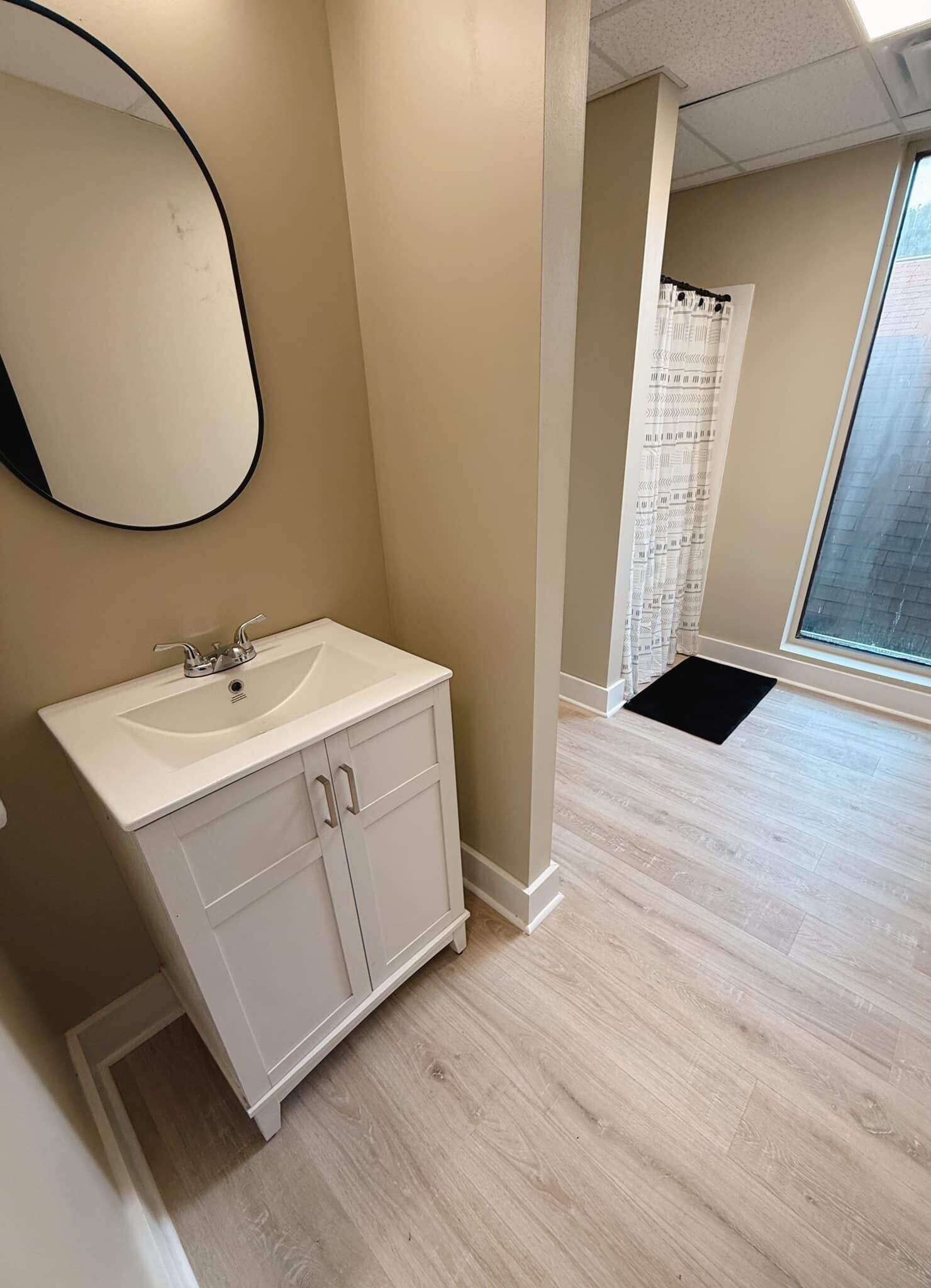 Regadera, toallas, jabón, papel de baño 