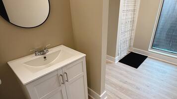 Regadera, toallas, jabón, papel de baño