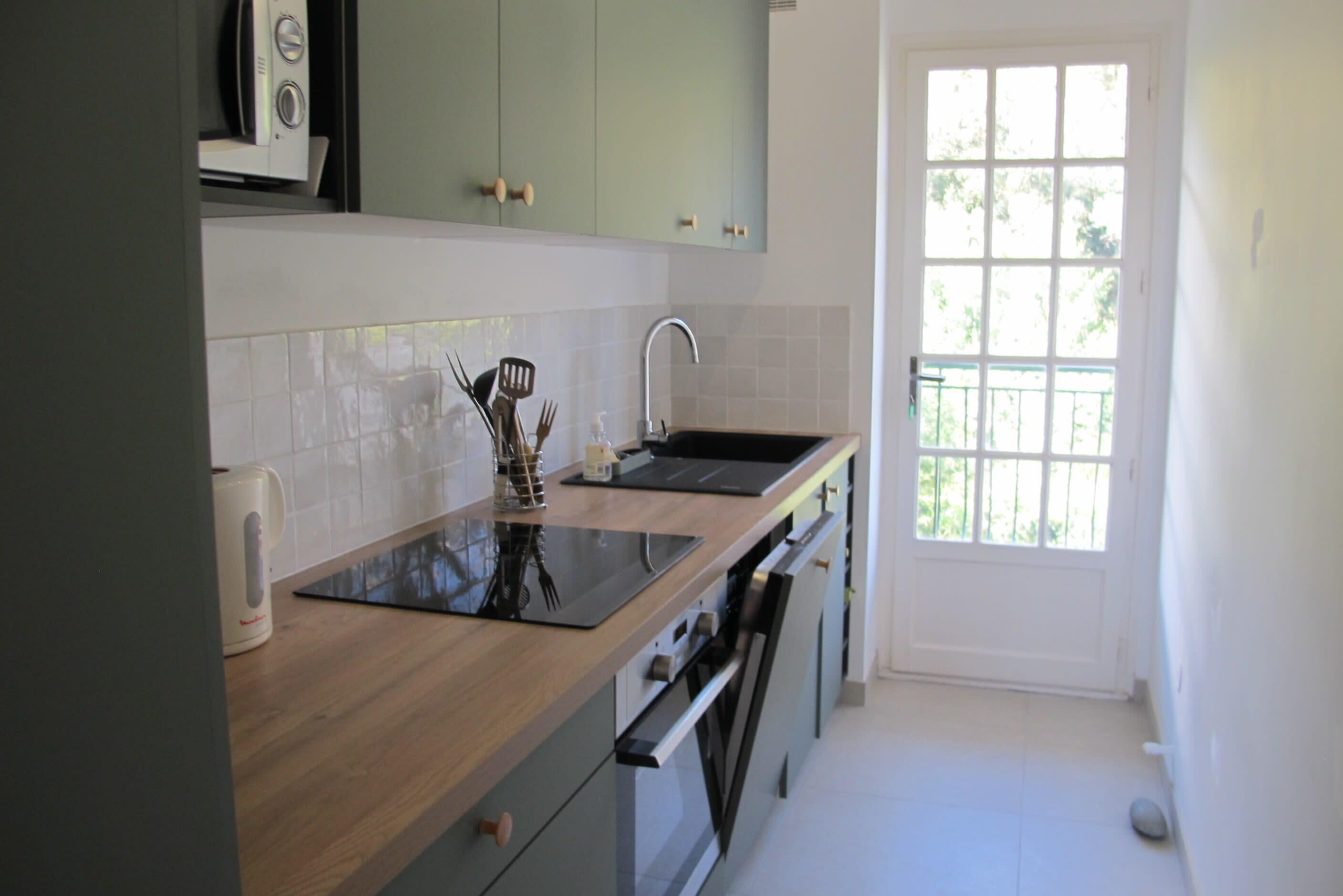 Jääkaappi, mikroaaltouuni, uuni, astianpesukone