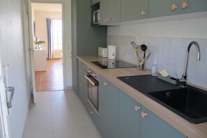 Jääkaappi, mikroaaltouuni, uuni, astianpesukone