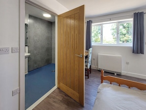 1 bedroom, bed sheets