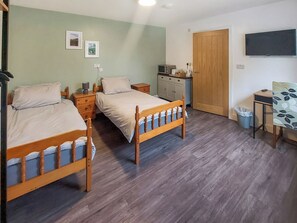 1 bedroom, bed sheets
