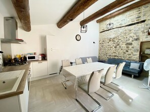 Réfrigérateur, micro-ondes, four, plaque de cuisson