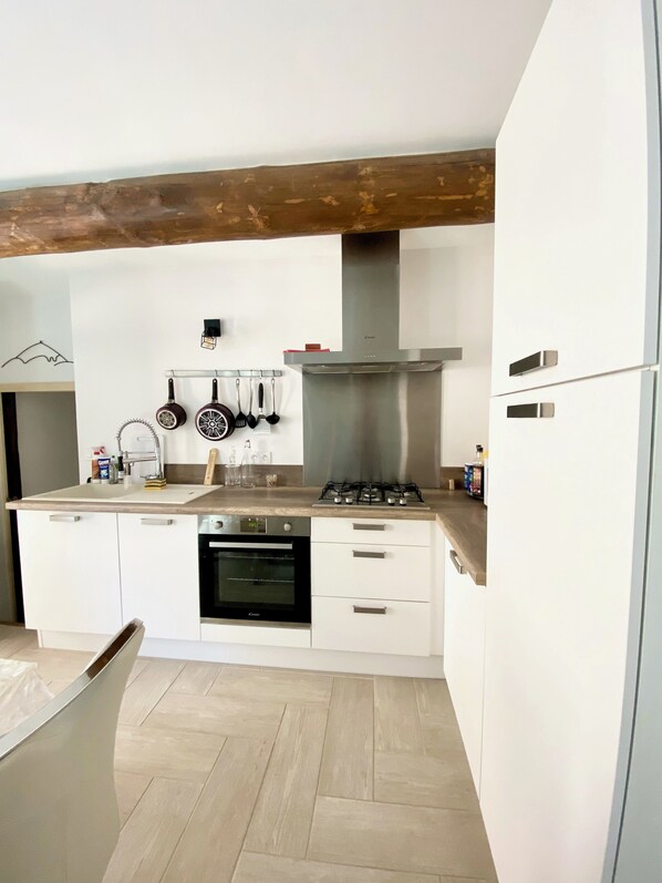 Kühlschrank, Mikrowelle, Ofen, Herdplatte