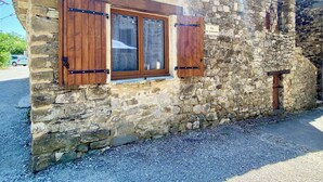 Un edificio de piedra con contraventanas de madera y un letrero que dice 'MAIRIE'.