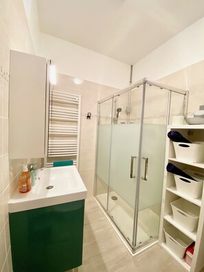 Dusche, Haartrockner, Handtücher, Seife