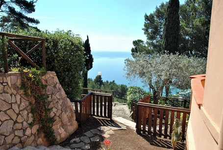 Parco della struttura. Casa Simon con terrazza vista mare