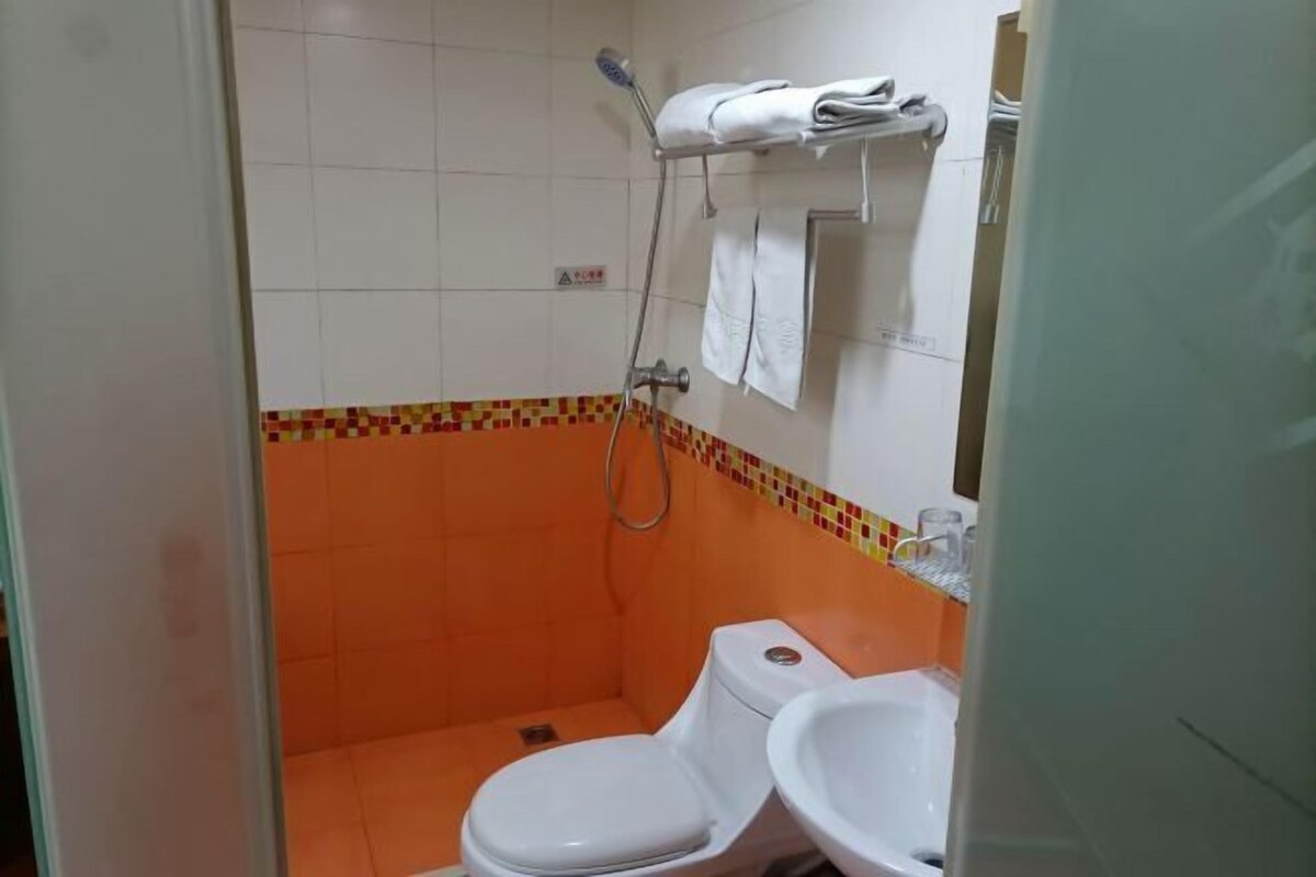 Ein kleines Badezimmer mit Toilette, Bidet und Dusche.