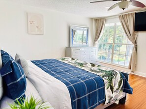 5 bedrooms, desk, iron/ironing board, travel cot