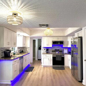 Fridge, microwave, oven, stovetop - Tampa Luxury 5BR Estate with Pool + Golf Views (Tampa)