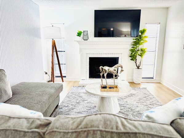 Smart TV y chimenea 