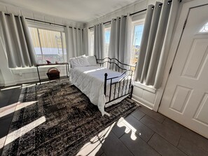 Hus - flere senge - terrasse - udsigt til have (Blue Lagoon) | 2 soveværelser, individuelt design, individuel indretning, sengetøj