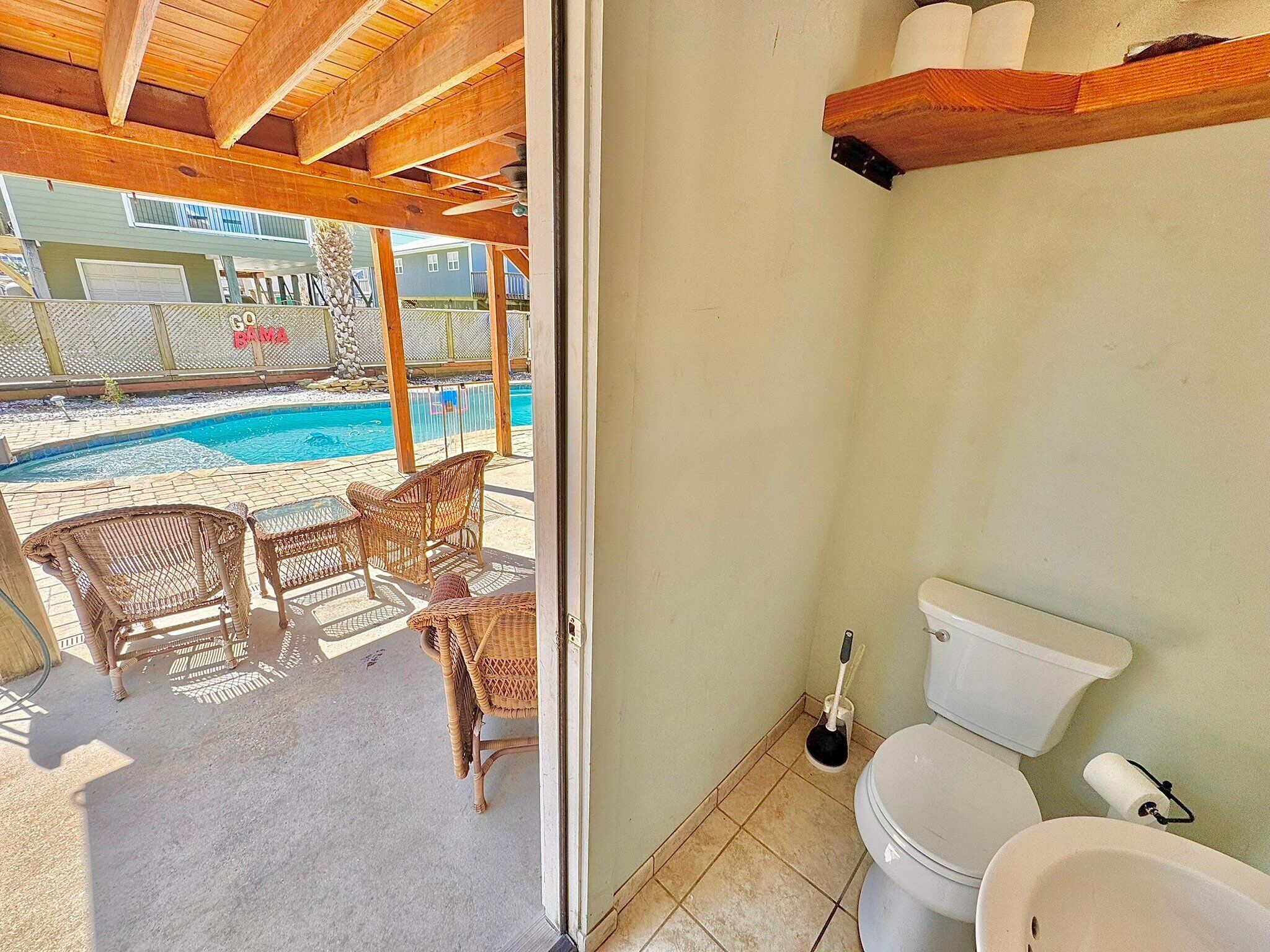 Un baño con inodoro, bidé y zona de ducha.