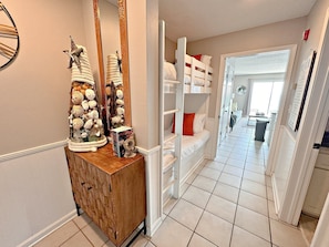Casa, várias camas, sacada, vista para a praia (Seacrest 709) | 2 quartos, individualmente decorados, individualmente mobiliados