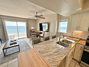 Maison, plusieurs lits, balcon, vue plage (Seacrest 709) | Cuisine privée | Cafetière/bouilloire
