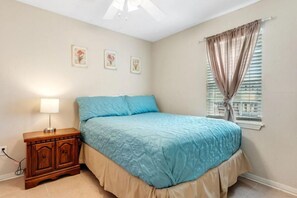 Casa, varias camas, patio, vista al jardín (Byron's Beach House) | 3 habitaciones, decoración personalizada y muebles diferentes 