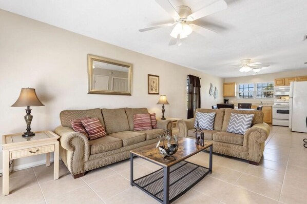 Casa, varias camas, patio, vista al jardín (Byron's Beach House) | Área de sala de estar