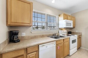 House, Multiple Beds, Patio, Garden View (Byron's Beach House) | Private kitchen