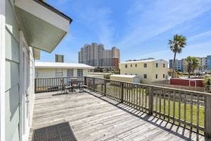 Casa, varias camas, patio, vista al jardín (Byron's Beach House) | Vista desde la habitación