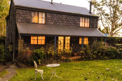 StayAU Luxury Candlewick Cottage in Dandenong