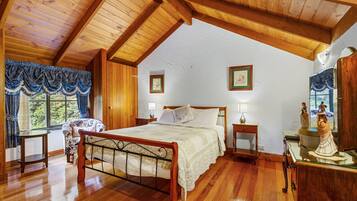 4 bedrooms, desk, iron/ironing board, travel cot