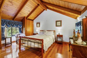 4 bedrooms, desk, iron/ironing board, travel crib - StayAU Luxury Candlewick Cottage in Dandenong (Mount Dandenong)