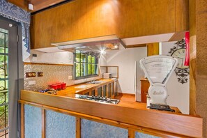 Microondas, horno, parrilla de estufa y lavavajillas 