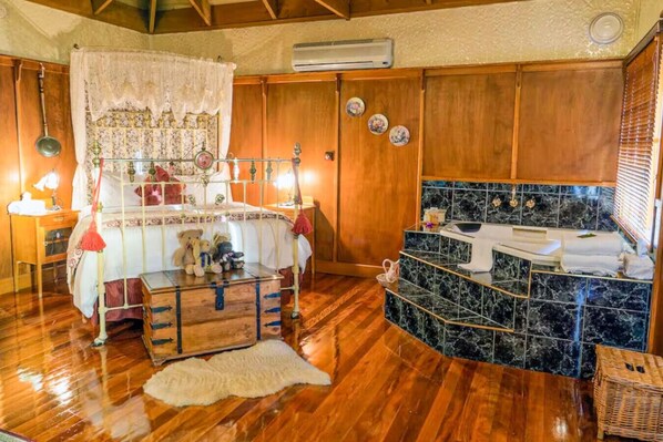 1 dormitori, planxa i posts de planxar, un bressol de viatge i wifi 