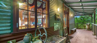 StayAU Ironbark Cottage Romantic Retreat Dandenong