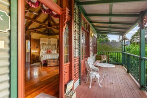 Terrace/patio - StayAU Ironbark Cottage Romantic Retreat Dandenong (Mount Dandenong)