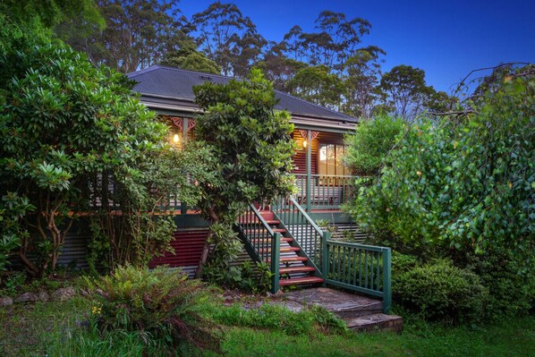 Exterior - StayAU Ironbark Cottage Romantic Retreat Dandenong (Mount Dandenong)