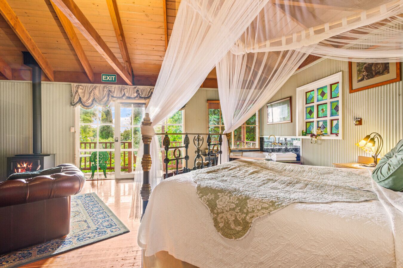 1 soverom, skrivebord, strykejern/-brett og reiseseng for barn