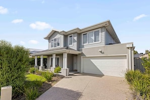 Exterior - StayAU Contemporary 5BRM Families Home Point Cook (Point Cook)
