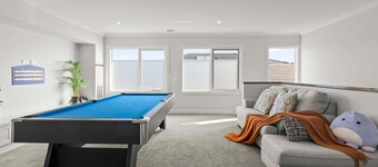 StayAU Contemporary 5BRM Families Home Point Cook