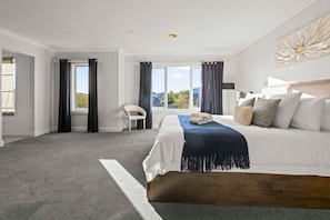 5 bedrooms, desk, iron/ironing board, WiFi - StayAU Contemporary 5BRM Families Home Point Cook (Point Cook)
