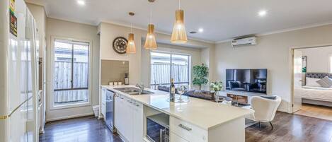 Kjøleskap, mikrobølgeovn, ovn og kokeplater