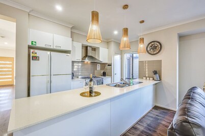 StayAU Pakenham 5 BRM Hidden Oasis Pet-friendly