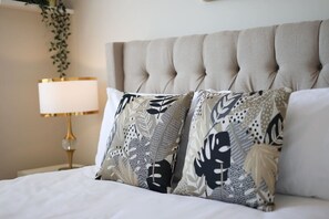 5 slaapkamers, een bureau, een strijkplank/strijkijzer, reisbedje