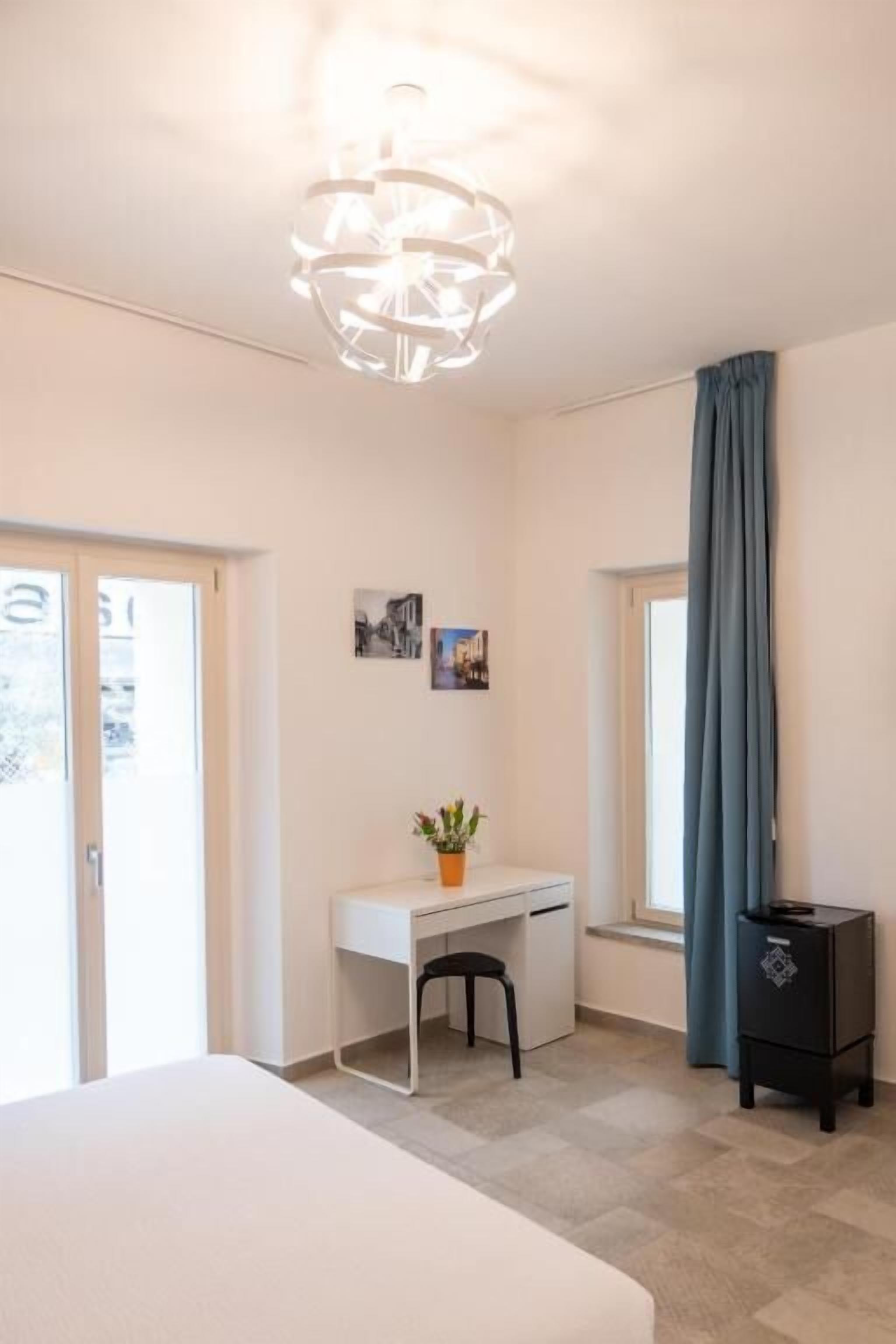 Standard-dobbeltværelse - byudsigt | Skrivebord, arbejdsområde til bærbare computere, mørklægningsgardiner