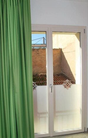 Habitación doble superior, balcón, vistas a la ciudad | Interior