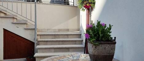 Dobbeltrom – deluxe, balkong, byutsikt | Utendørsservering