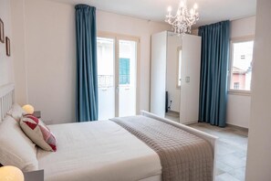 Dobbeltværelse - balkon - byudsigt | Skrivebord, arbejdsområde til bærbare computere, mørklægningsgardiner