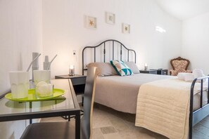 Deluxe-dobbeltværelse - balkon - byudsigt | Skrivebord, arbejdsområde til bærbare computere, mørklægningsgardiner