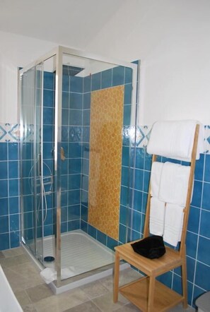 Superior-dobbeltværelse - balkon - byudsigt | Badeværelse | Bruser, hårtørrer, håndklæder