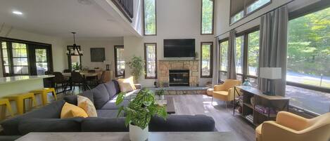 Smart-tv, een open haard, tafelvoetbal en een tafeltennistafel