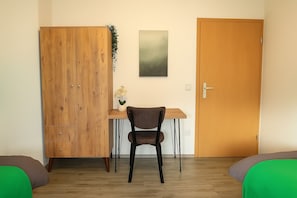 3 bedrooms, WiFi, bed sheets - Livemore24 - Apartment 2 in Duisburg 24/7 check-in (Duisburg)