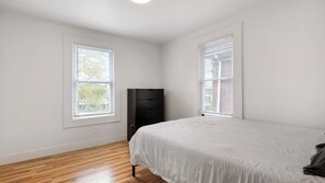 4 bedrooms, WiFi, bed sheets - Walk to Niagara Falls. Newly Renovated 4 Bedrooms (Niagara Falls)