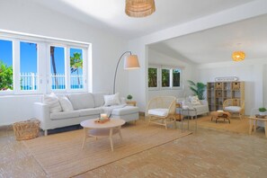 TV - Casa Del Mar: Beach Front Oasis (San Juan)